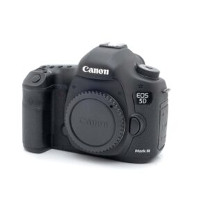 Canon EOS 5D Mark III-1 Musta Canon EOS 5D Mark III (SC 21 500) - Käytetty DSLR-kameran runko edestäpäin ilman objektiivia valkoista taustaa vasten.