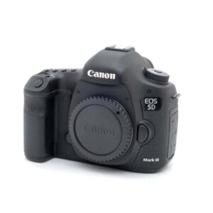 Canon EOS 5D Mark III-1 Musta Canon EOS 5D Mark III (SC 21 500) - Käytetty DSLR-kameran runko edestäpäin ilman objektiivia valkoista taustaa vasten.