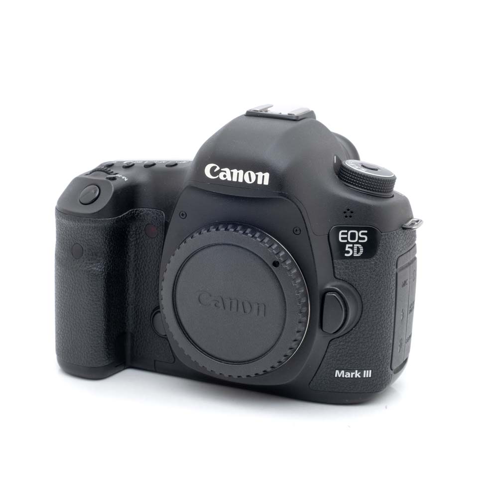 Canon EOS 5D Mark III-1 Musta Canon EOS 5D Mark III (SC 21 500) - Käytetty DSLR-kameran runko edestäpäin ilman objektiivia valkoista taustaa vasten.