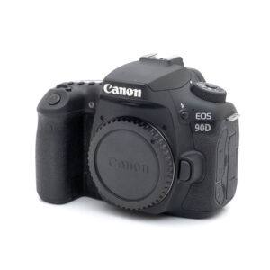 Canon EOS 90D-1 Canon EOS 90D (SC 12 000) - Käytetty kamerarunko, ilman objektiivia, vinossa valkoisella pohjalla.