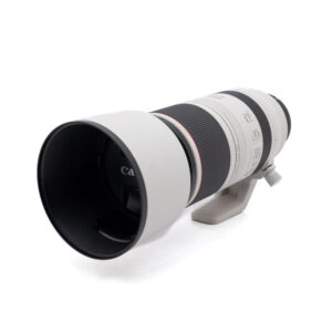 Canon RF 100-500mm f/4.5-7.1 L IS USM -teleobjektiivi (käytetty, Kunto K4.5, 12kk takuu) mustalla tarkennusrenkaalla, punaisella korostusrenkaalla ja jalustakiinnityskauluksella näkyy valkoisella pohjalla.