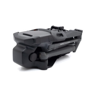 DJI Mavic 3 Classic-1 Taitettu musta DJI Mavic 3 Classic + RC Ohjain - Käytetty -lennokki näkyy edestäpäin valkoisella taustalla, ja sen käsivarret ja potkurit on laitettu siististi sisään.