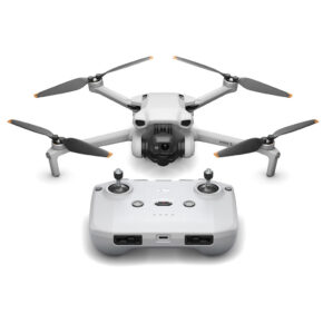 DJI-Mini-3-RC-N1 DJI Mini 3 + RC-N1 ohjain -lennokki, kompakti valkoinen nelikopteri, jossa on tyylikäs muotoilu, on esillä sen sopivan kauko-ohjaimen takana, joka on varustettu joystickeillä ja painikkeilla.