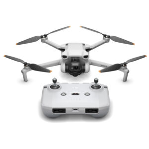 DJI-Mini-3-RC-N1 DJI Mini 3 + RC-N1 ohjain -lennokki, kompakti valkoinen nelikopteri, jossa on tyylikäs muotoilu, on esillä sen sopivan kauko-ohjaimen takana, joka on varustettu joystickeillä ja painikkeilla.