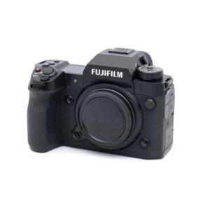 Fujifilm X-H2-1 Käytetty Fujifilm X-H2 (SC 10000, Takuuta 6kk) musta digitaalikameran runko, kuvassa ilman objektiivia, jossa on useita säätimiä ja painikkeita valkoista taustaa vasten.