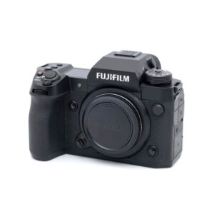 Fujifilm X-H2-1 Käytetty Fujifilm X-H2 (SC 10000, Takuuta 6kk) musta digitaalikameran runko, kuvassa ilman objektiivia, jossa on useita säätimiä ja painikkeita valkoista taustaa vasten.