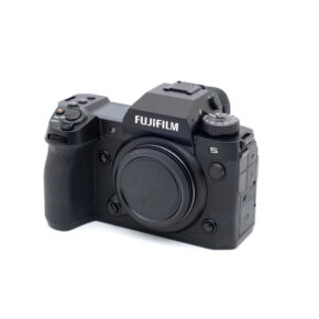 Fujifilm X-H2s-0624-1 Musta Fujifilm X-H2s (SC 50, K5, Takuuta 18kk, sis.ALV24%) - Käytetty digitaalikameran runko ilman objektiivia, edestä vasemmalta katsottuna, jossa näkyvät hallintalaitteet, kahva ja tuotemerkki.