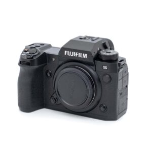 Fujifilm X-H2s-1972-1 Musta Fujifilm X-H2s (SC 12000, K5, Takuuta 12kk, sis. ALV 25.5%) - Käytetty kamerarunko ilman objektiivia, kuvattuna edestä vasemmalta vinossa, jossa näkyvät painikkeet, valintakiekot ja Fujifilmin logo päällä.