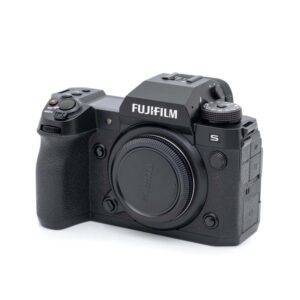 Fujifilm X-H2s-1972-1 Musta Fujifilm X-H2s (SC 12000, K5, Takuuta 12kk, sis. ALV 25.5%) - Käytetty kamerarunko ilman objektiivia, kuvattuna edestä vasemmalta vinossa, jossa näkyvät painikkeet, valintakiekot ja Fujifilmin logo päällä.