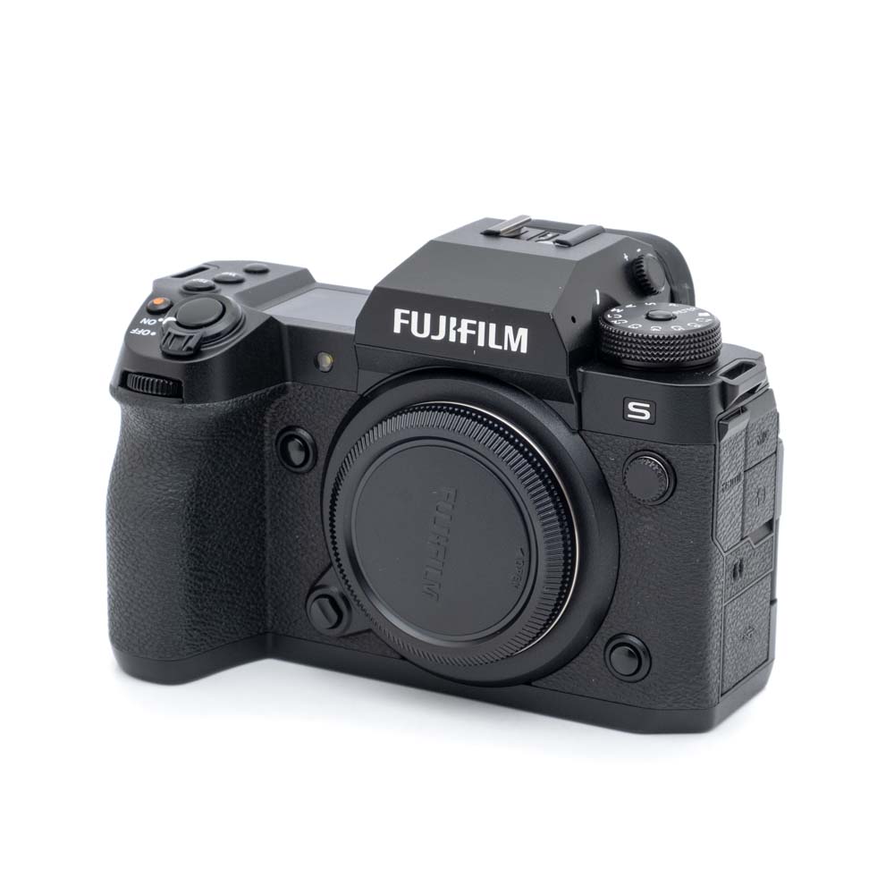 Fujifilm X-H2s-1972-1 Musta Fujifilm X-H2s (SC 12000, K5, Takuuta 12kk, sis. ALV 25.5%) - Käytetty kamerarunko ilman objektiivia, kuvattuna edestä vasemmalta vinossa, jossa näkyvät painikkeet, valintakiekot ja Fujifilmin logo päällä.