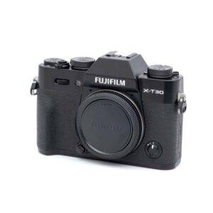 Fujifilm X-T30 II-1 Fujifilm X-T30 II + L-rauta (SC 2300) - Käytetty digikamera on kuvattu mustana ilman objektiivia valkoisella taustalla. Kamerassa on kuvioidut kahvat ja ylävalitsimet.
