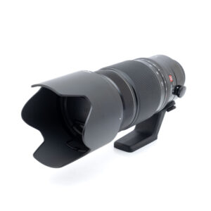 Fujinon XF 50-140mm f/2.8 R LM OIS WR (sis.ALV24%) - Käytetty teleobjektiivi, musta, jossa on vastavalosuoja ja jalustakiinnitysjalka, on kuvakulmassa valkoisella taustalla.