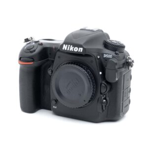 Nikon D500-1 Nikon D500 (SC 29000) - Käytetty kamerarunko ilman objektiivia, vinossa valkoisella pohjalla.