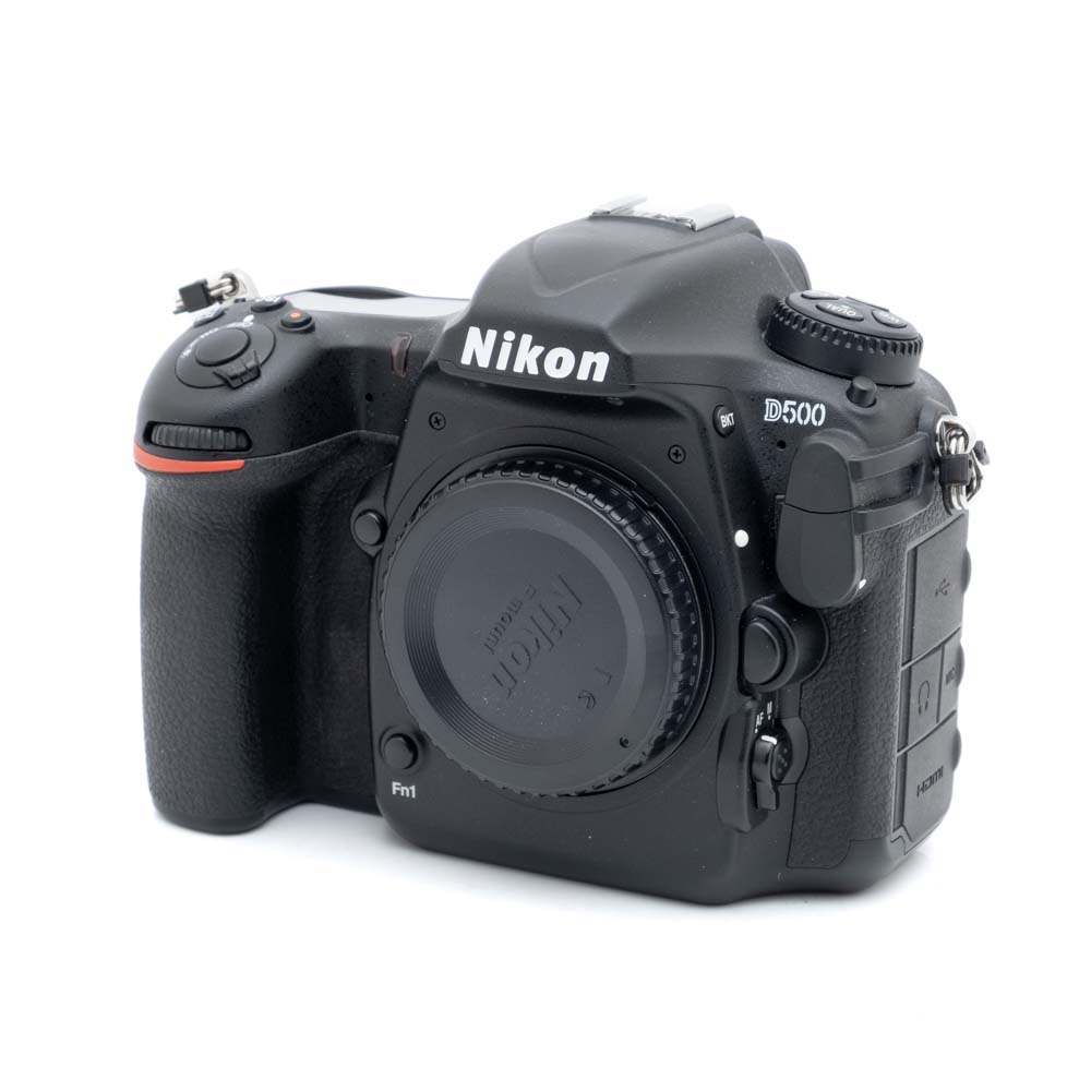 Nikon D500-1 Nikon D500 (SC 29000) - Käytetty kamerarunko ilman objektiivia, vinossa valkoisella pohjalla.