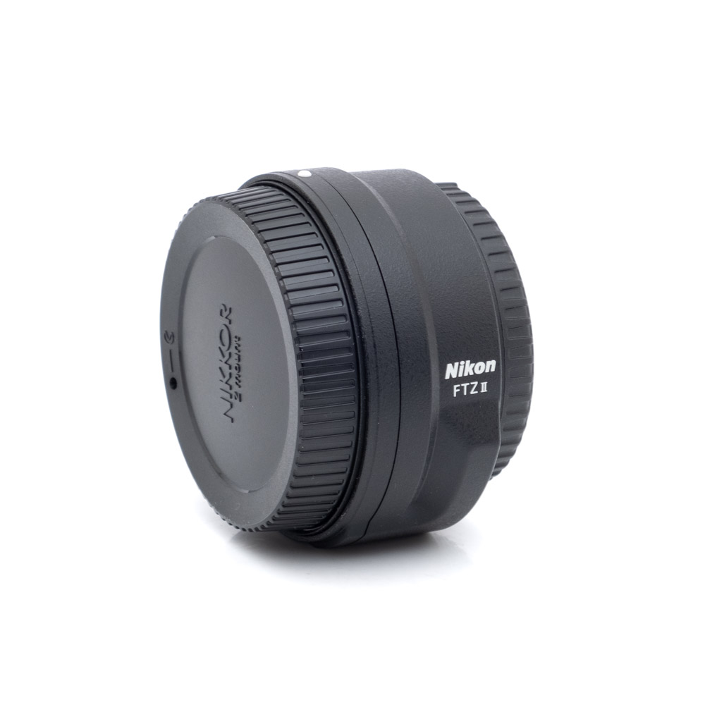 Nikon FTZII 1667-1 Nikon FTZ II adapteri (Kunto K5) - Käytetty on pystyssä valkoisella pohjalla, ja sen merkki ja malli näkyvät selvästi sivulla.