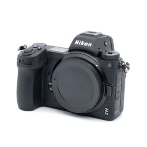 Musta Nikon Z6 II (SC 3700, Kunto K5) - Käytetty -peilittömän kameran runko on kuvassa hieman oikealle taivutettuna, ilman objektiivia ja objektiivin kiinnikkeessä oleva suojus.