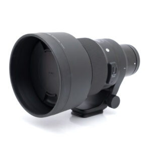 Sigma 105mm f1.4 Sony-1 Sigma 105mm f/1.4 Art Sony-E -objektiivi (ALV 24%, Kunto K5, Takuu 6kk) - Käytetty, musta teleobjektiivi, jossa on vastavalosuoja, jalustakiinnitys ja säätökytkimet, kuvattu valkoisella taustalla.