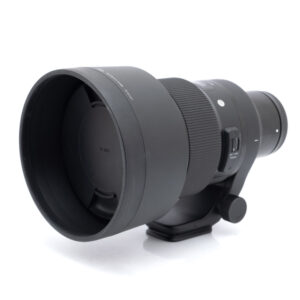 Sigma 105mm f1.4 Sony-1 Sigma 105mm f/1.4 Art Sony-E -objektiivi (ALV 24%, Kunto K5, Takuu 6kk) - Käytetty, musta teleobjektiivi, jossa on vastavalosuoja, jalustakiinnitys ja säätökytkimet, kuvattu valkoisella taustalla.