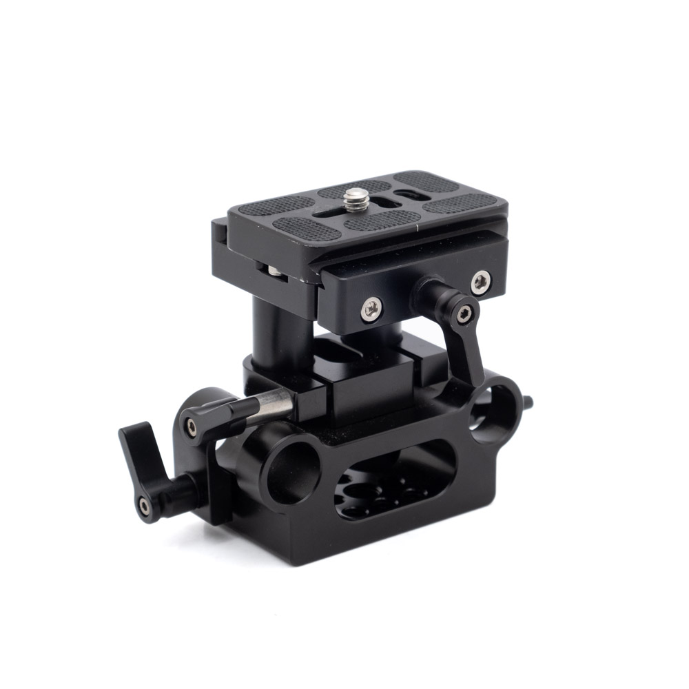 Smallrig 2092B-1 SmallRig 2092B Universal 15mm Rail Support System Baseplate (sis.ALV24%) - Käytetty, mustaa metallia, jossa on säädettävät nupit, pikakiinnityslevy ja useita kiinnitysreikiä, kuvassa valkoisella pohjalla.
