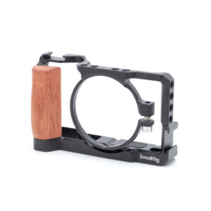 Smallrig 2434-1 SmallRig 2434 Cage for Sony RX100 VII & RX100 VI (sis.ALV24%) - Käytetty - häkki Sony RX100 VII & RX100 VI:lle (sis.ALV24%) - Käytetty sisältää tukevan metallikehyksen, jossa on puinen sivukahva ja useita kiinnitysreikiä, tarjoaa turvallisen suojan kameralle ja on varustettu SmallRig-merkillä.