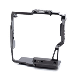 Smallrig 3933-1 SmallRig 3933 Cage for Fujifilm X-H2/X-H2S with FT-XH / VG-XH Battery Grip - Käytetty on musta metallirunko, jossa on useita kiinnitysreikiä ja avoin muotoilu, ihanteellinen lisävarusteiden kiinnittämiseen ja kameran suojaamiseen.