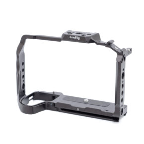 Smallrig 3934-1-2 SmallRig 3934 Cage for Fujifilm X-H2s - Käytetty on musta metallinen avokehyksinen häkki, jossa on useita kiinnitysreikiä ja joka on suunniteltu lisävarusteiden kiinnittämiseen kameraan.