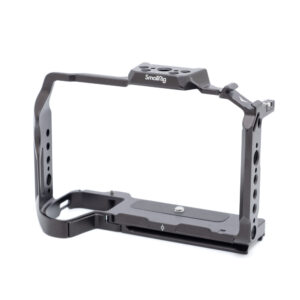 Smallrig 3934-1-2 SmallRig 3934 Cage for Fujifilm X-H2s - Käytetty on musta metallinen avokehyksinen häkki, jossa on useita kiinnitysreikiä ja joka on suunniteltu lisävarusteiden kiinnittämiseen kameraan.