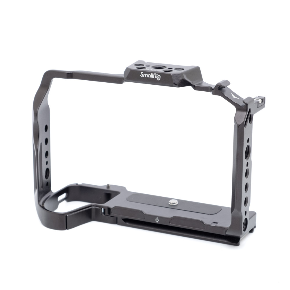 Smallrig 3934-1-2 SmallRig 3934 Cage for Fujifilm X-H2s - Käytetty on musta metallinen avokehyksinen häkki, jossa on useita kiinnitysreikiä ja joka on suunniteltu lisävarusteiden kiinnittämiseen kameraan.