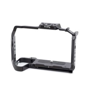 Smallrig 3934-1 SmallRig 3934 Cage for Fujifilm X-H2s (sis.ALV24%) - Käytetty on metallinen kamerahäkki, jossa on useita kiinnitysreikiä lisävarusteiden tueksi, kuvassa valkoisella pohjalla.
