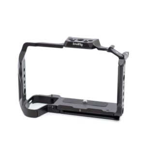 Smallrig 3934-1 SmallRig 3934 Cage for Fujifilm X-H2s (sis.ALV24%) - Käytetty on metallinen kamerahäkki, jossa on useita kiinnitysreikiä lisävarusteiden tueksi, kuvassa valkoisella pohjalla.