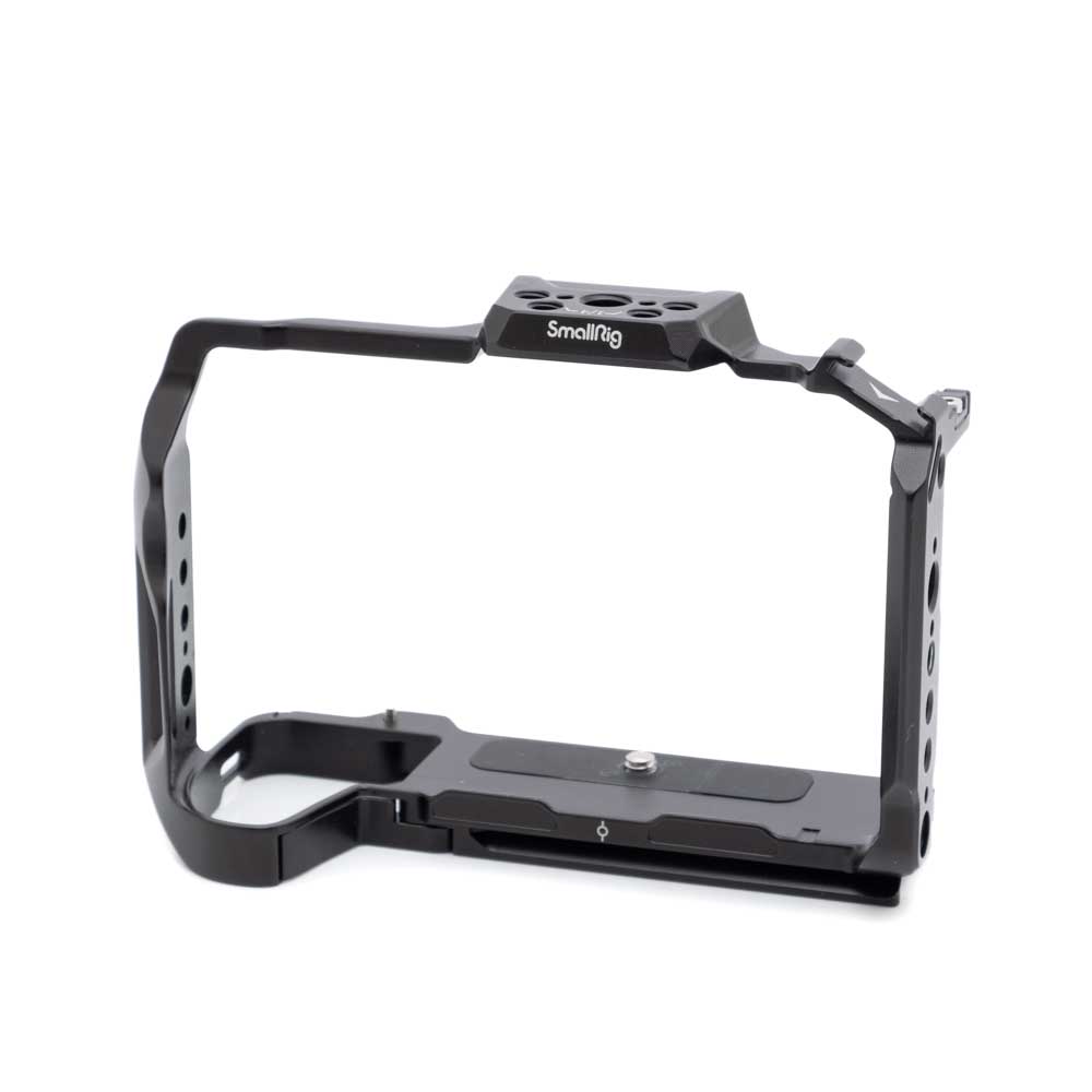 Smallrig 3934-1 SmallRig 3934 Cage for Fujifilm X-H2s (sis.ALV24%) - Käytetty on metallinen kamerahäkki, jossa on useita kiinnitysreikiä lisävarusteiden tueksi, kuvassa valkoisella pohjalla.