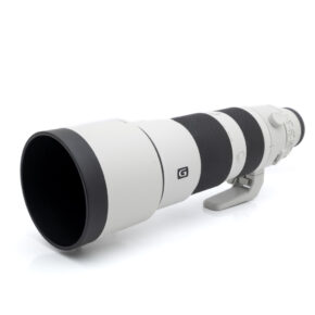 Sony 200-600mm-1 Sony FE 200-600mm f/5.6-6.3 G OSS -teleobjektiivi, jossa on musta tarkennusrengas, jalustakiinnike ja G-logo, näkyy valkoisella taustalla.
