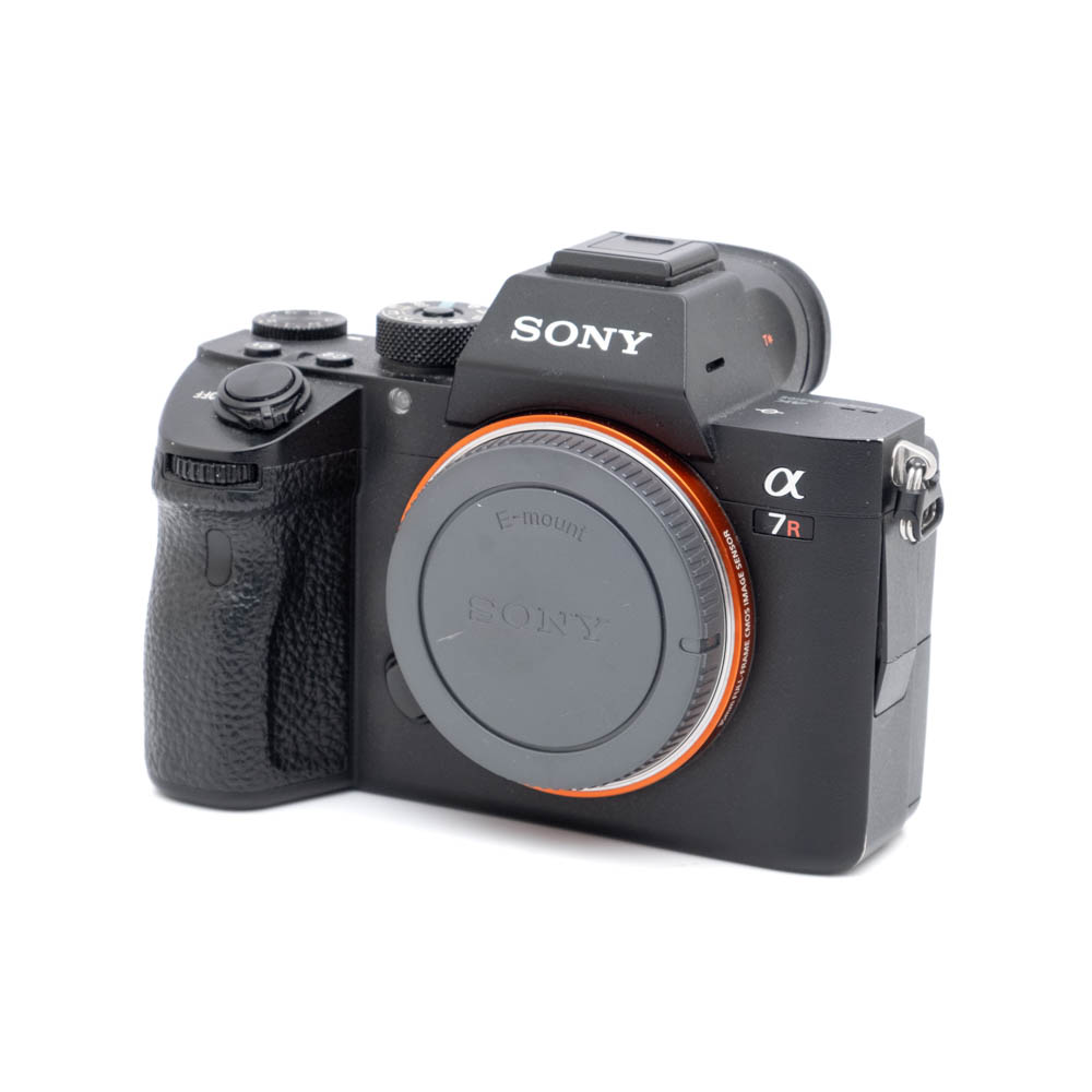 Sony A7R III-1 Musta Sony A7R III (SC 17500) - Käytetty peilitön kamerarunko, jossa on E-mountin suojus, edestä kuvattuna valkoista taustaa vasten.