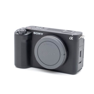 Etukuva mustasta Sony ZV-E1:stä (Kunto K4.5, Takuu 6kk) - Käytetty digikamera, jossa on E-mount, kuvioitu kahva, useita painikkeita ja ei objektiivia.