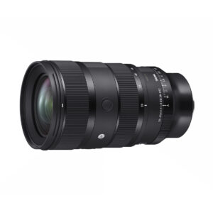 Sigma 28-45mm f/1.8 DG DN Art -objektiivi Sony E:lle on musta objektiivi, jossa on kuvioitu tarkennusrengas ja yksityiskohtaiset merkinnät, jotka on esitetty valkoisella taustalla kulmassa, jossa etulasielementti ja tynnyri korostuvat.