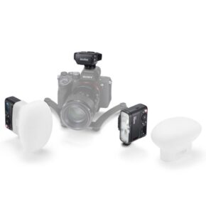 Sony-kamera, jonka päälle on asennettu Godox MF12-DK1 Dental Flash Kit -makrosalama -laukaisin, on ympäröity kahdella salamalaitteella ja kahdella valkoisella diffuusorilla, jotka on sijoitettu valkoiselle taustalle.