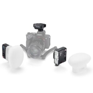 1700491047_792 Sony-kamera, jonka päälle on asennettu Godox MF12-DK1 Dental Flash Kit -makrosalama -laukaisin, on ympäröity kahdella salamalaitteella ja kahdella valkoisella diffuusorilla, jotka on sijoitettu valkoiselle taustalle.