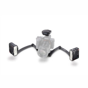 Godox MF12-DK2 Dental Flash Kit -makrosalama on esitetty pöydällä, kamera on kaksivartisella kiinnikkeellä, ja kummassakin varressa on MF12-salama ja sen päälle asennettu langaton laukaisin.