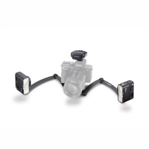 1707817341_564 Godox MF12-DK2 Dental Flash Kit -makrosalama on esitetty pöydällä, kamera on kaksivartisella kiinnikkeellä, ja kummassakin varressa on MF12-salama ja sen päälle asennettu langaton laukaisin.