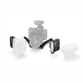 Godox MF12-DK3 Dental Flash Kit -makrosalama näkyy valkoisella taustalla kaksoissalamalaitteen, kahden ulkoisen salaman ja kahden valkoisen diffuusorin kanssa.