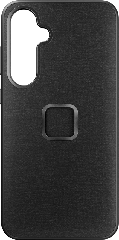 800q-01_128010 Peak Design Mobile Everyday Case for Samsung Galaxy S24+ in Charcoal -mallissa on musta viimeistely, suorakulmainen kamera-aukko vasemmalla ylhäällä ja neliön muotoinen syvennys keskellä takana.