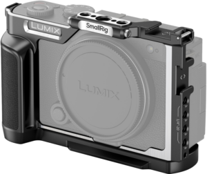 800q-01_128281 Panasonic Lumix S9 -kamera metallisessa SmallRig 4515 Cage -kamerahäkissä, kuvassa ilman objektiivia, korostaa sen tukevaa suojakehystä ja useita kiinnityspisteitä.