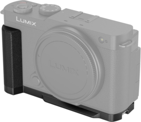 800q-01_128282 Close-up of the SmallRig 4517 L-shaped handle mounted on a Panasonic Lumix S9 camera, showing its textured black handle on the left against a light background.