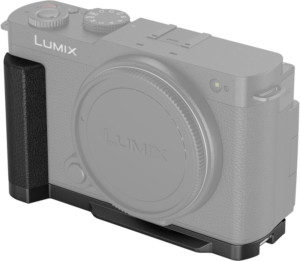 800q-01_128282 Lähikuva SmallRig 4517 L-muotoisesta kahvasta kiinnitettynä Panasonic Lumix S9 -kameraan, jossa näkyy sen kuvioitu musta kahva vasemmalla puolella vaaleaa taustaa vasten.