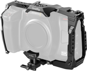 Blackmagic Design Cinema 6K -kamerahäkki SmallRig 4785 Camera Cage for Blackmagic Design Cinema 6K on asennettu kameran ympärille, ja se tarjoaa suojaavan kehyksen ja useita lisälaitteiden kiinnityspisteitä.