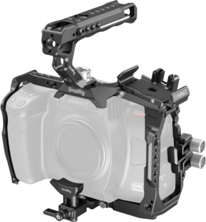800q-01_128313 The SmallRig 4574 Basic Cage Kit for Blackmagic Design Cinema 6K is mounted on the camera and shows several mounting points, a top handle and accessory mounts. The semi-transparent camera highlights the cage design.