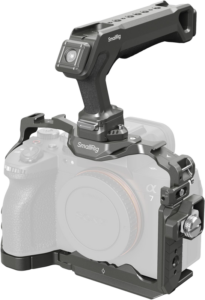 800q-01_128319 Sony Alpha 7 -kamera, jossa on SmallRig 4538 HawkLock Quick Release Cage Kit for A7R V / A7 IV / A7S III, jossa on irrotettava kahva yläosassa parempaa vakautusta ja joustavaa lisävarusteiden kiinnittämistä varten videokuvauksen aikana.