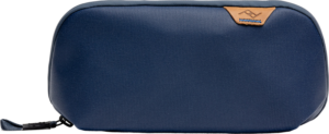 800q-01_128333 Peak Design Tech Pouch Small - Midnight on laivastonsininen pussi, jossa on musta vetoketjun vetoketju ja hienovarainen ruskea nahka-aksentti valkoista taustaa vasten.