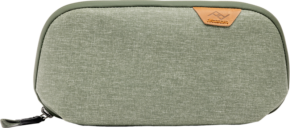 800q-01_128334 Peak Design Tech Pouch Small - Sage on suorakulmainen salvianvihreä kangaspussukka, jossa on vetoketju ja pieni ruskea nahkalaikka, johon on kohokuvioitu logo oikeassa yläkulmassa.