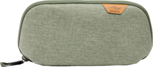 800q-01_128334 Peak Design Tech Pouch Small - Sage on suorakulmainen salvianvihreä kangaspussukka, jossa on vetoketju ja pieni ruskea nahkalaikka, johon on kohokuvioitu logo oikeassa yläkulmassa.
